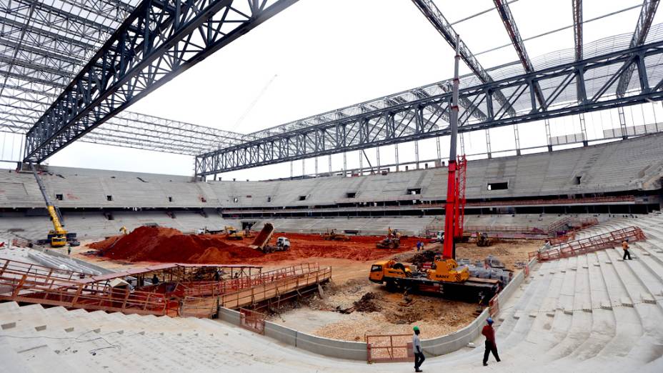 Operários trabalham na construção da Arena da Baixada, em Curitiba