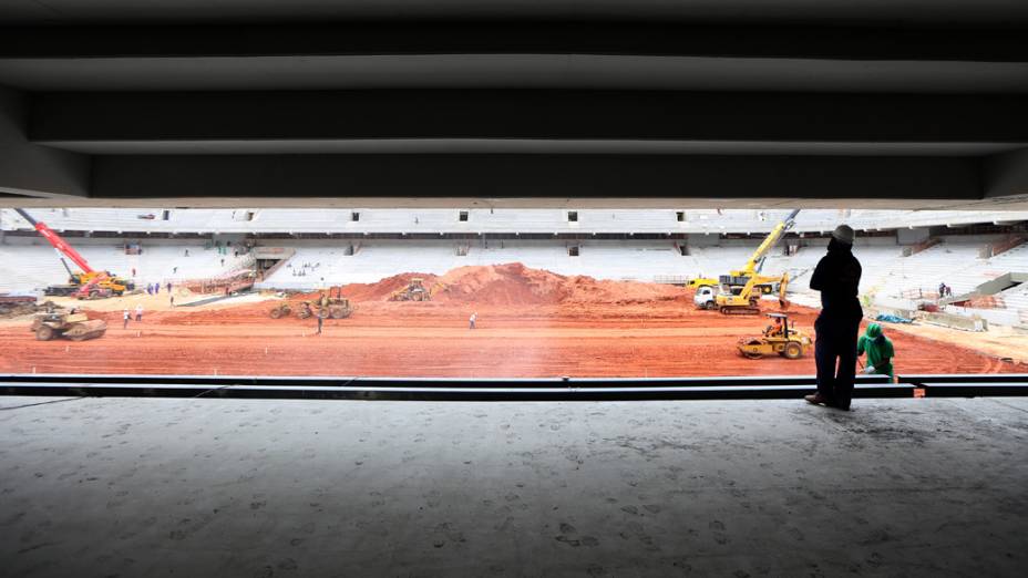 Operários trabalham na construção da Arena da Baixada, em Curitiba