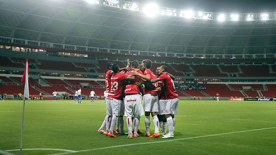 Rafael Moura, do Internacional, comemora após marcar gol na partida contra o Caxias, válida pela oitava rodada do Campeonato Gaúcho, no estádio Beira Rio, em Porto Alegre, no primeiro evento-teste da arena após as reformas para a Copa do Mundo