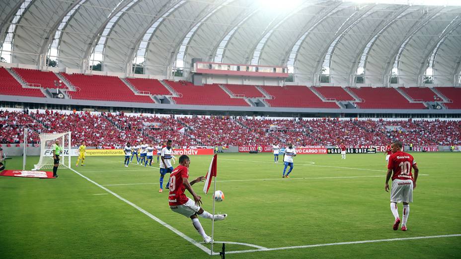 Alan Patric e Andres DAlessandro, do Internacional, na partida contra o Caxias, válida pela oitava rodada do Campeonato Gaúcho, em Porto Alegre, no primeiro evento-teste da arena após as reformas para a Copa do Mundo