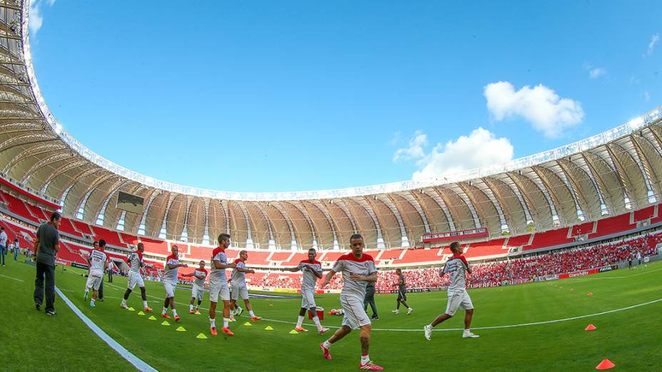 Jogadores do Internacional se aquecem no novo Estádio do Beira-Rio antes da partida contra o Caxias, válida pela oitava rodada do Campeonato Gaúcho, em Porto Alegre, no primeiro evento-teste da arena após as reformas para a Copa do Mundo