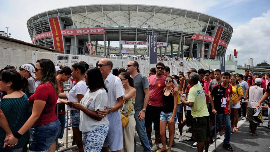 Torcedores chegam para o jogo entre Bahia e Vitória na inaugaração da Arena Fonte Nova, que receberá partidas da Copa das Confederações e da Copa do Mundo