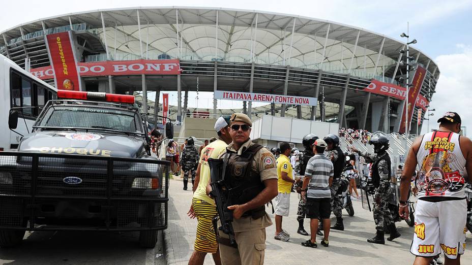 Torcedores chegam para o jogo entre Bahia e Vitória na inaugaração da Arena Fonte Nova, que receberá partidas da Copa das Confederações e da Copa do Mundo