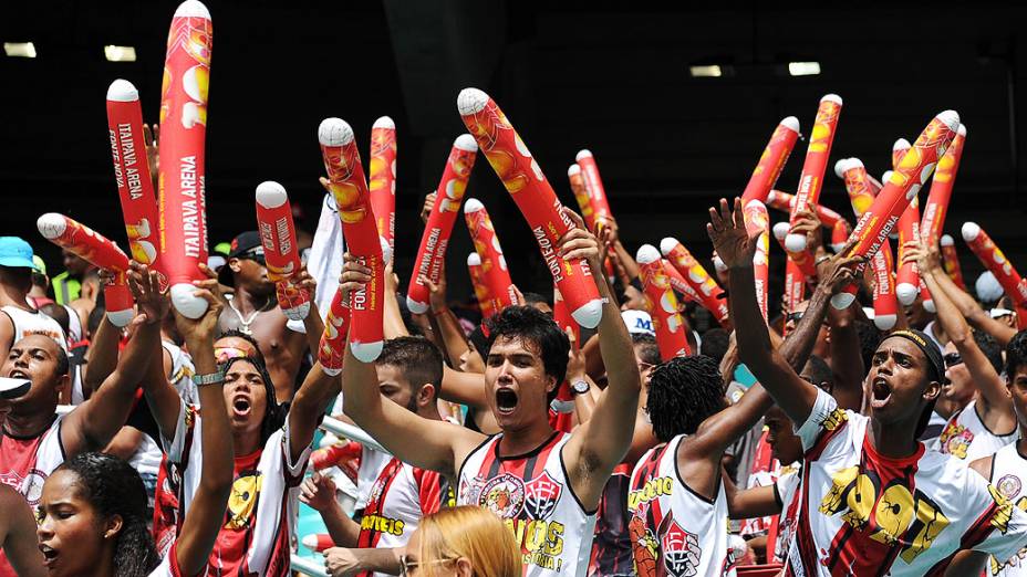 Torcedores do Vitória na partida contra o Bahia na inaugaração da Arena Fonte Nova, que receberá partidas da Copa das Confederações e da Copa do Mundo