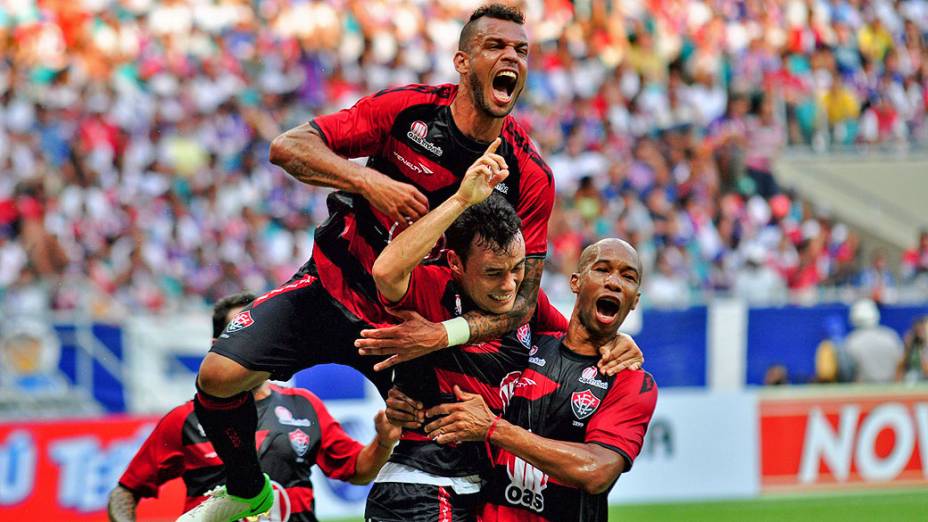 Renato Cajá marca o primeiro gol da partida entre VItória e Bahia na inauguração da Arena Fonte Nova