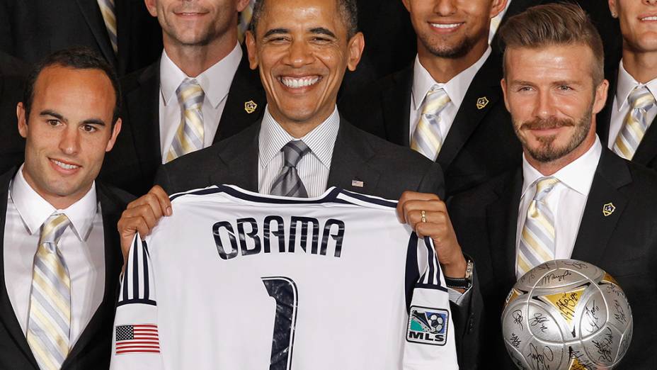 O presidente dos Estados Unidos, Barack Obama, posa com os jogadores do LA Galaxy, campeões da MLS em 2012