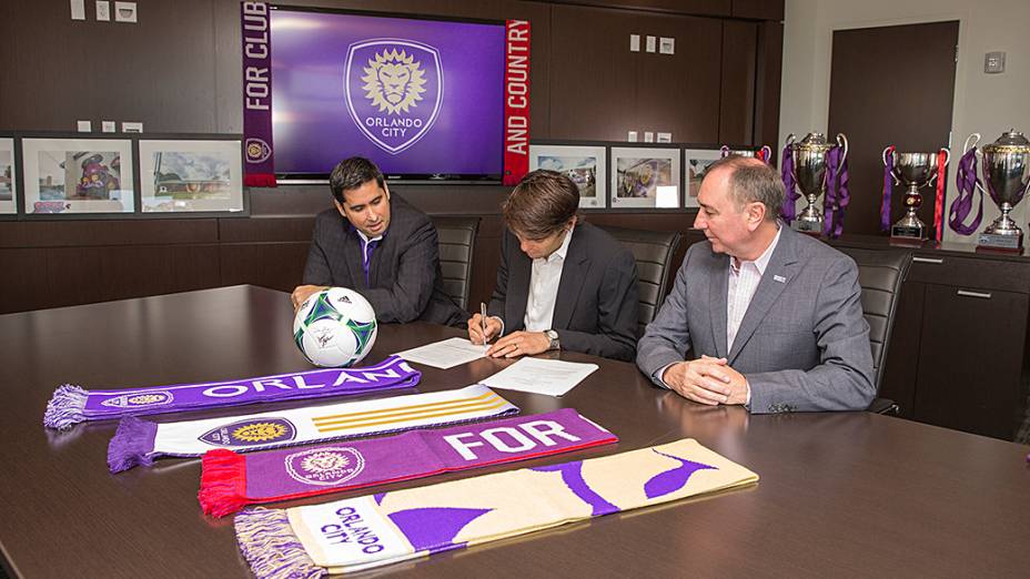 O momento da assinatura de contrato de Kaká com o Orlando City