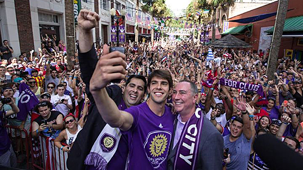 Na chegada ao Orlando City, Kaká faz uma 'selfie' ao lado do também brasileiro Flávio Augusto da Silva (à esq.) presidente do clube