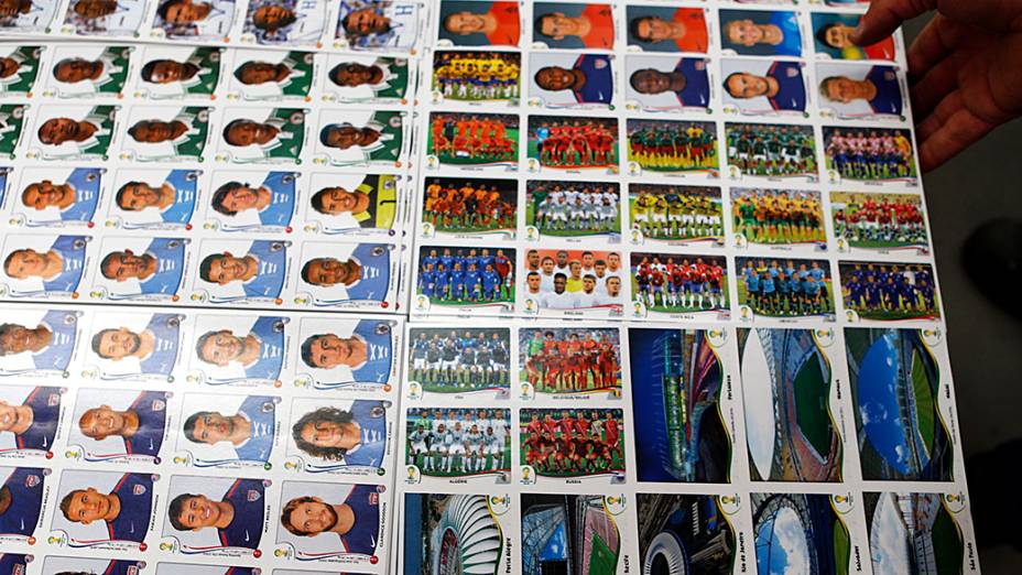 Funcionários trabalham na linha de montagem da fábrica da Panini, que produz as figurinhas do álbum da Copa do Mundo, em Tamboré (SP)