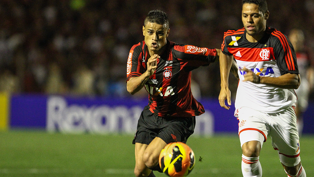 Everton do Atlético PR e João Paulo do Flamengo, na primeira partida da final da Copa do Brasil, no estádio Durival Britto, no Paraná