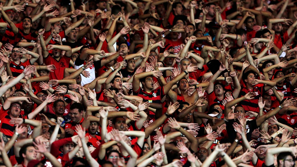 Torcida do Flamengo canta nas arquibancadas do Maracanã: clube do Rio mantém a liderança no ranking dos clubes com maior número de seguidores