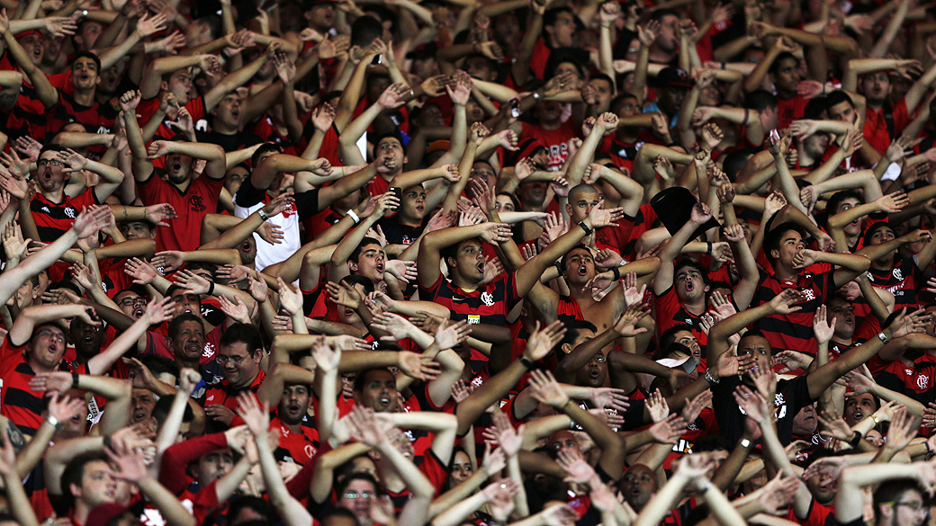 Torcida do Flamengo canta nas arquibancadas do Maracanã: clube do Rio mantém a liderança no ranking dos clubes com maior número de seguidores