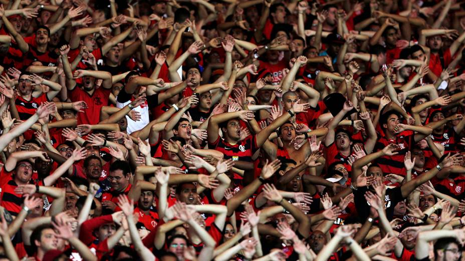 Torcida do Flamengo canta nas arquibancadas do Maracanã antes da partida que decide o título da Copa do Brasil contra o Atlético-PR