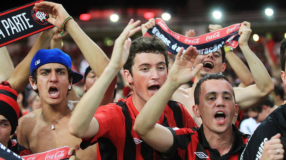 Torcida do Atlético-PR comparece ao Maracanã para empurrar o time que decide o título da Copa do Brasil contra o Flamengo