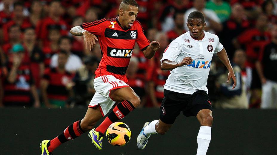 Paulinho do Flamengo e Deivid do Atlético-PR disputam jogada durante decisão da Copa do Brasil no Maracanã