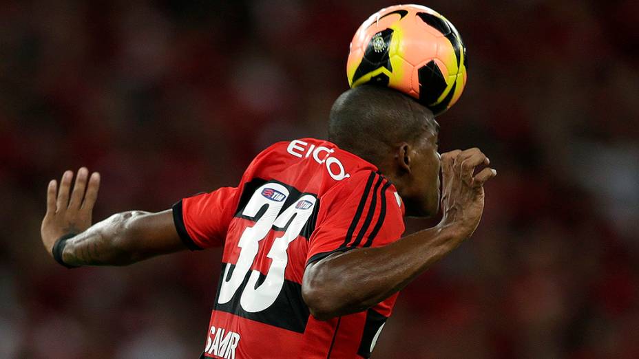 Samir do Flamengo em jogada pelo alto durante a decisão Copa do Brasil contra o Atlético-PR, no Maracanã