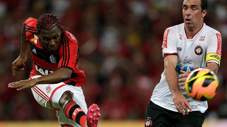 Amaral do Flamengo e Paulo Bayer do Atlético-PR disputam jogada durante decisão da Copa do Brasil no Maracanã