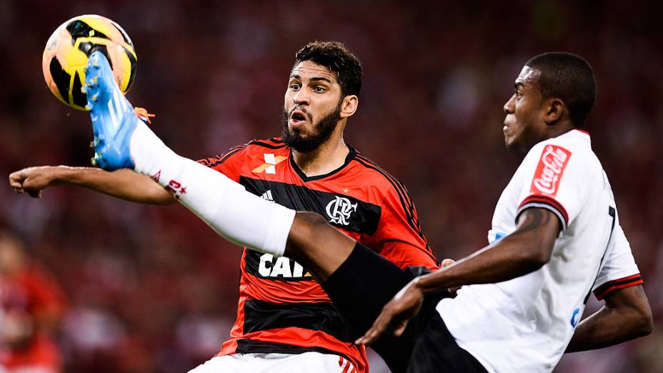 Wallace do Flamengo e Marcelo Cirino do Atlético-PR disputam jogada durante decisão da Copa do Brasil no Maracanã