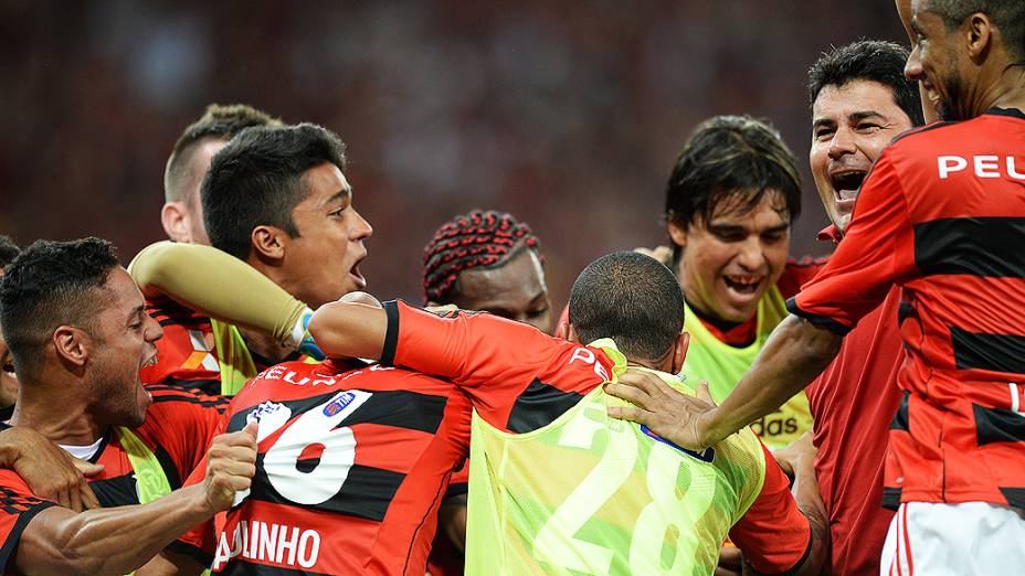 Jogadores do Flamengo comemoram gol na decisão da Copa do Brasil contra o Atlético-PR, no Maracanã