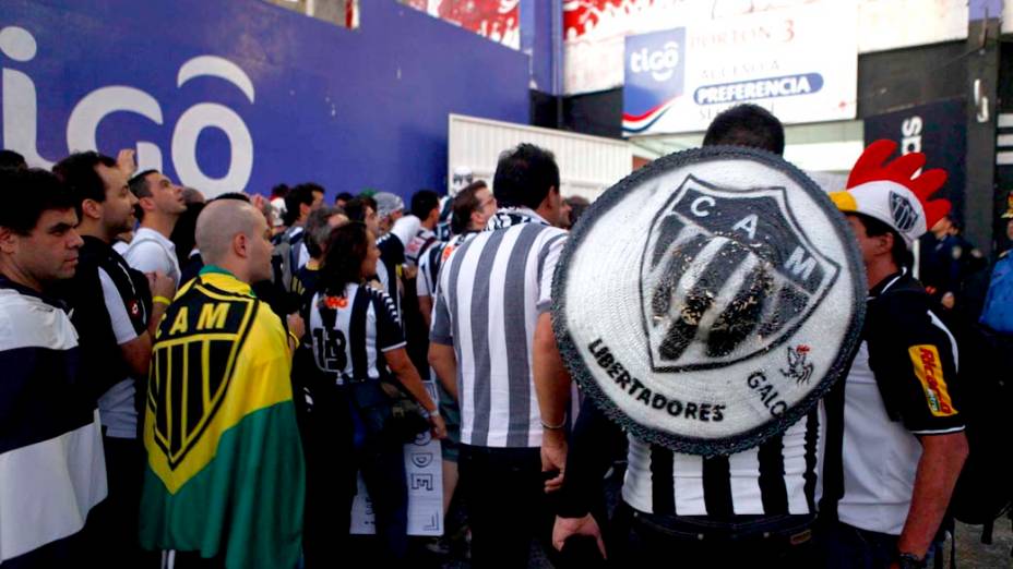 Torcida do Atlético MG chega para a 1ª partida da final Copa Libertadores contra o Olímpia no estádio Defensores del Chaco, em Assunção