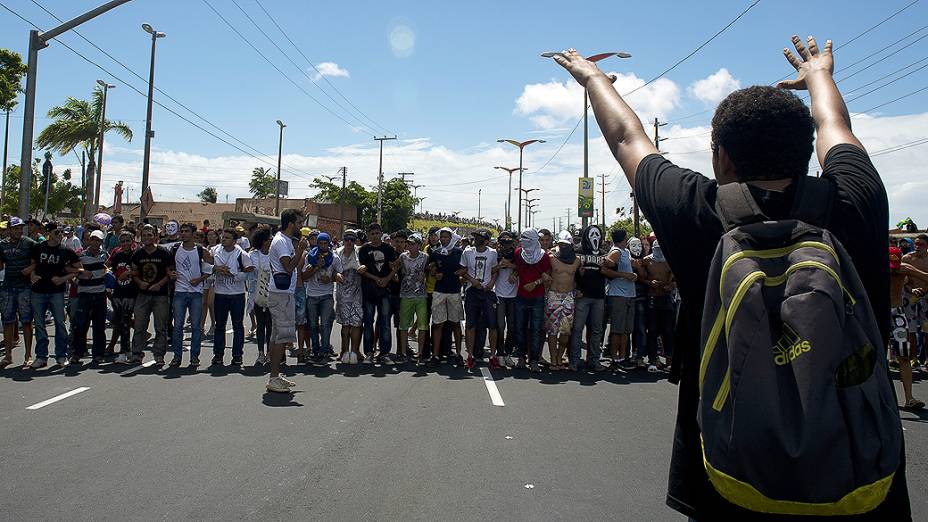 Manifestantes entram em confronto com a polícia durante protesto próximo ao Castelão, em Fortaleza antes da partida entre Brasil e Méxic, válida pela Copa das Confederações