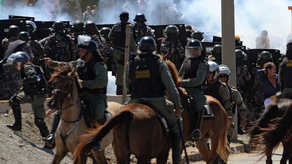 Manifestantes entram em confronto com a polícia durante protesto próximo ao Castelão, em Fortaleza antes da partida entre Brasil e México, válida pela Copa das Confederações