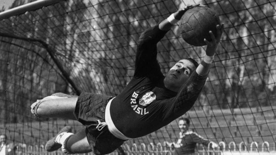 Gylmar dos Santos Neves, o goleiro da seleção brasileira, durante uma sessão de treinos em Londres, antes de uma partida contra a Inglaterra em 1956