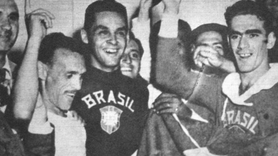 Aymoré, com Gilmar, e Castilho comemorando a conquista da Copa do Mundo de Futebol de 1962, no Chile