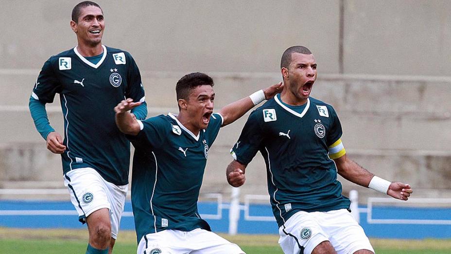 Jogadores do Goiás comemoram gol da Amaral na vitória por 2 a 1 sobre o São Paulo no Serra Dourada, em Goiânia