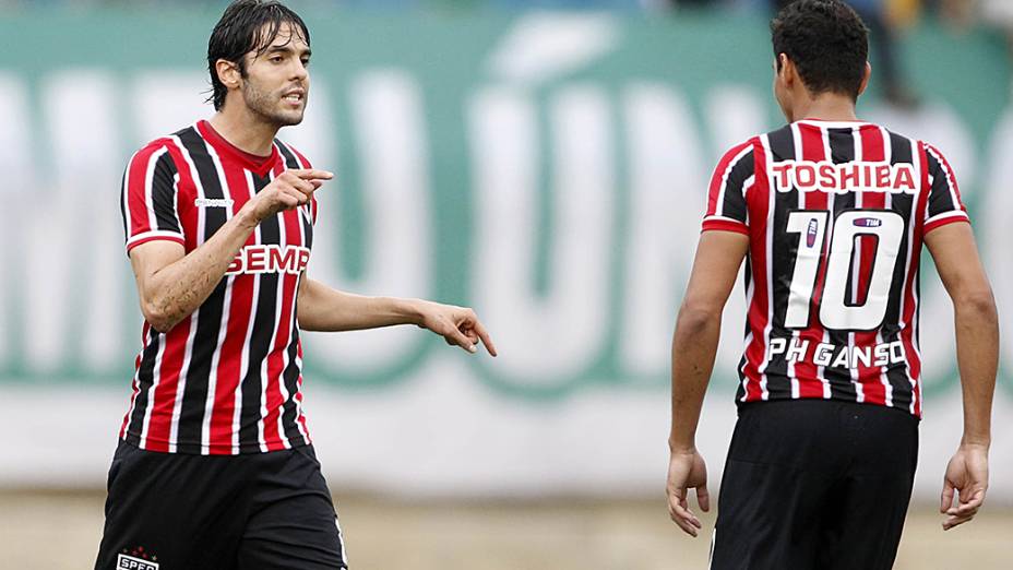 Kaká e Paulo Henrique Ganso na partida contra o Goiás