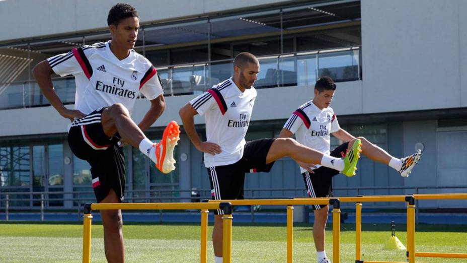 Da esq. para a dir.: Varane, Benzema e James Rodrígues no CT do Real madrid