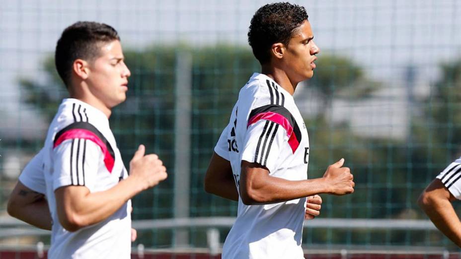 O jogador colombiano James Rodríguez e Varane no CT do Real Madrid