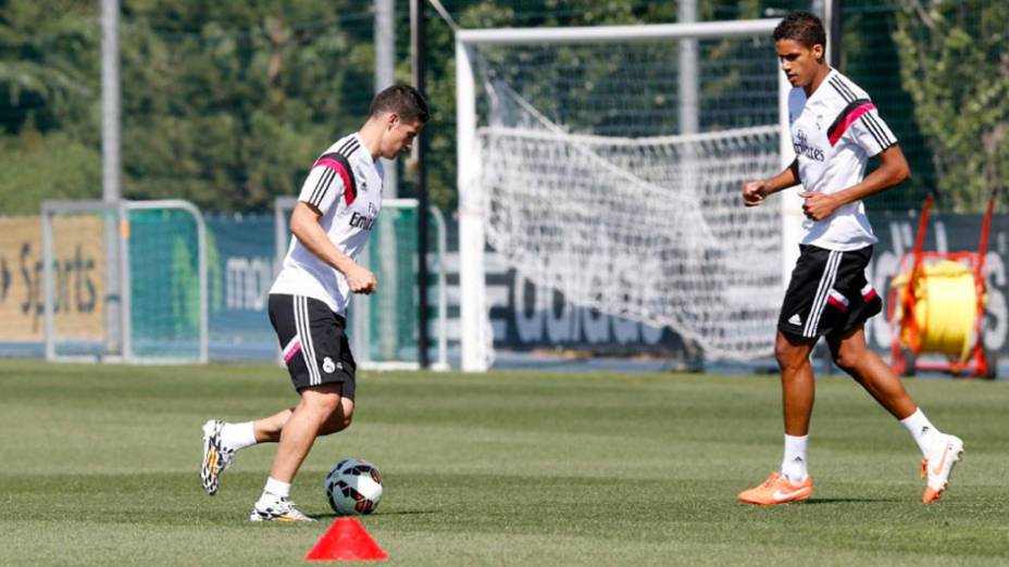 O colombiano James Rodríguez (esq.) treina com Raphael Varane (dir.)