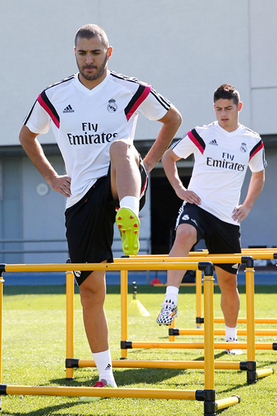 O jogador colombiano James Rodríguez e Benzema no CT do Real Madrid