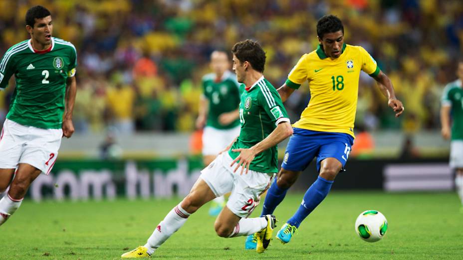 Jogador Paulinho dribla três jogadores do México, pela Copa das Confederações em Fortaleza