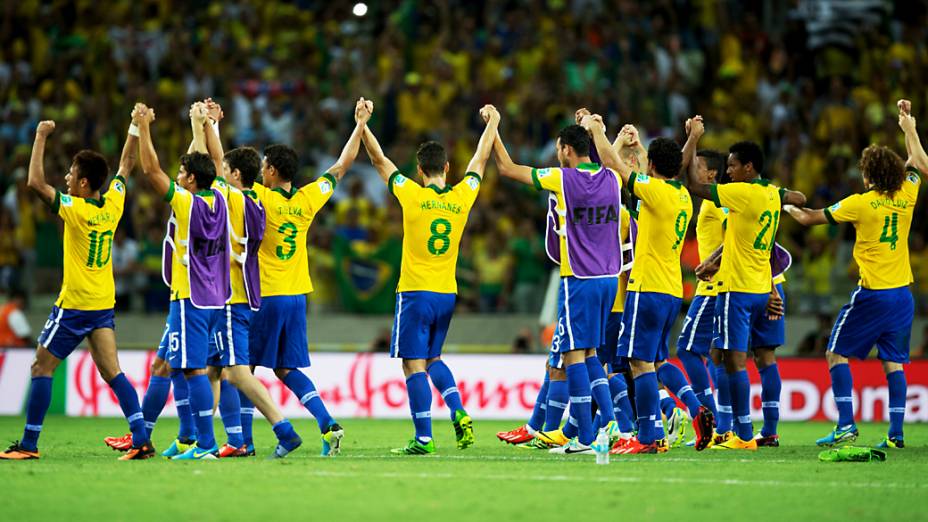 Jogadores do Brasil agradecem a presença da torcida no Estádio do Castelão