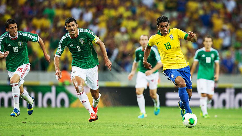 O volante Paulinho durante partida contra o México no Castelão, em Fortaleza