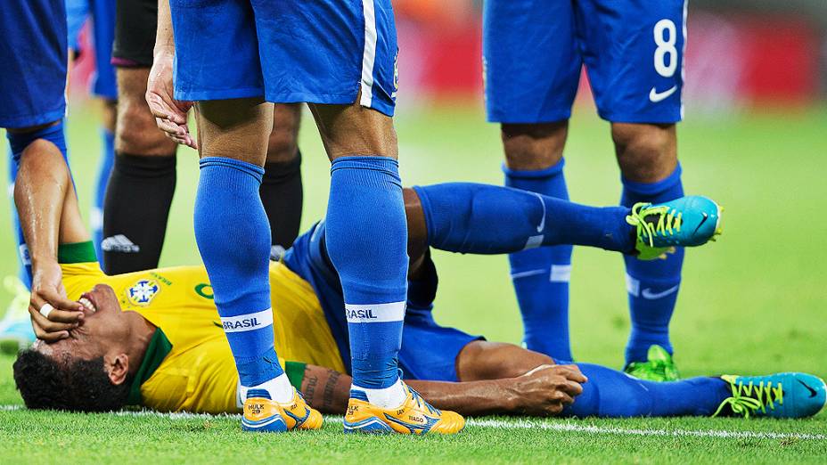O volante Paulinho sofre torção no tornozelo durante a partida contra o México