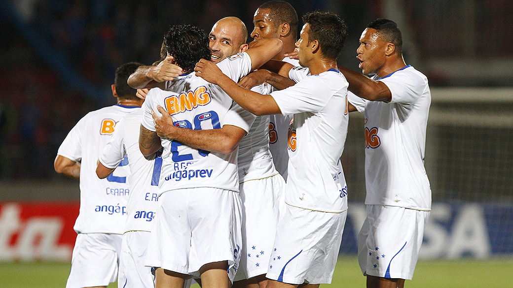 Jogadores do Cruzeiro comemoram gol na vitória por 2 a 0 sobre a Universidad de Chile, pela fase de grupos da Libertadores, em Santiago