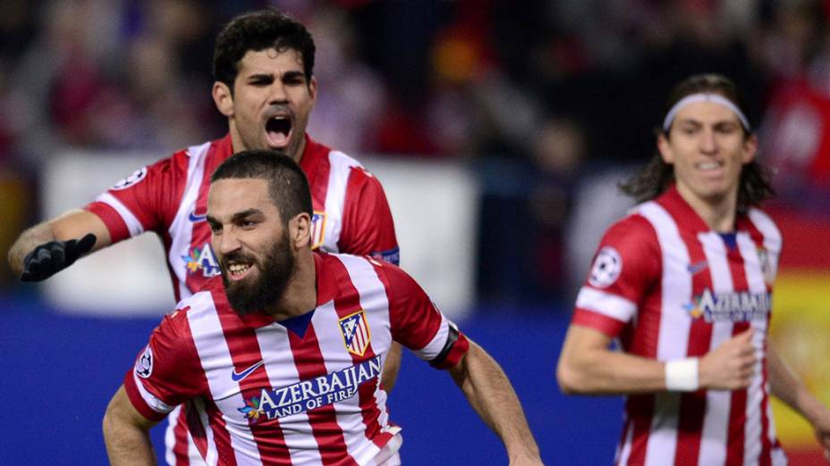 Jogadores do Atlético de Madri comemoram gol contra o Milan, pelas quartas de final da Liga dos Campeões, na Espanha