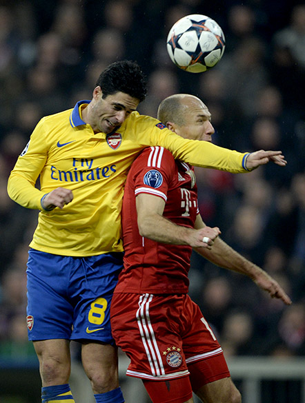 Mikel Arteta, do Arsenal, disputa a bola com Robben, do Bayern