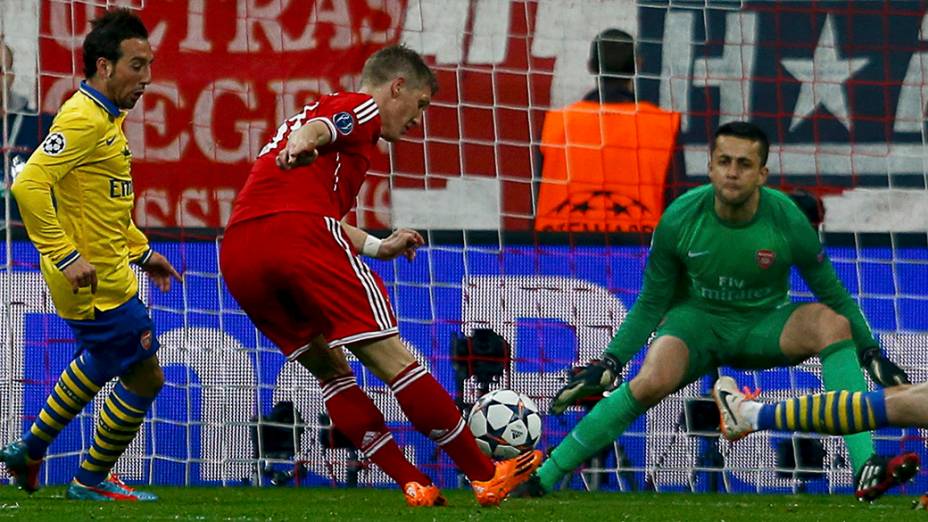 Jogador Schweinsteiger, do Bayern de Munique, chuta para o gol no jogo contra o Arsenal, pela Liga dos Campeões, na Alemanha