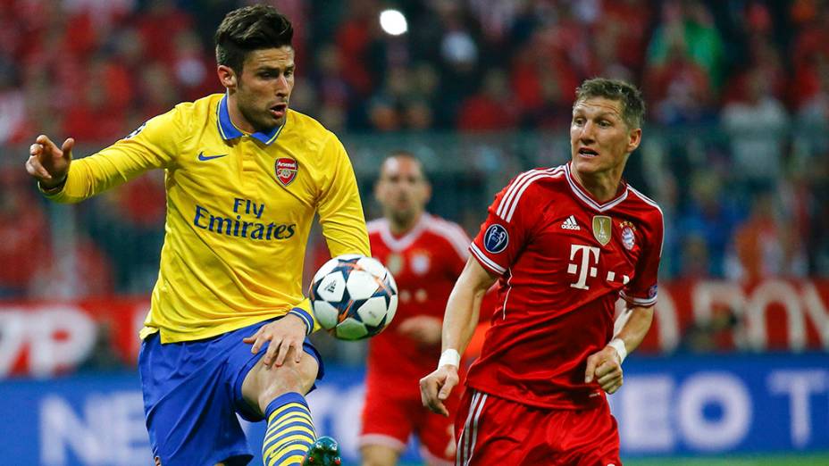 Schweinsteiger, do Bayern de Munique, disputa a bola com Giroud, do Arsenal