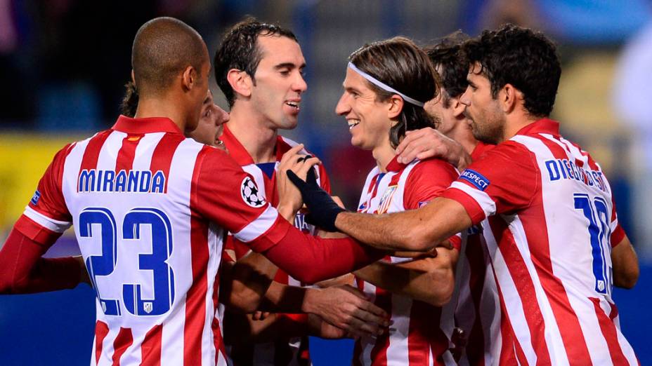 Jogadores do Atlético de Madri comemoram gol após Filipe Luis marcar contra o Austria Viena, pela Liga dos Campeões na Espanha