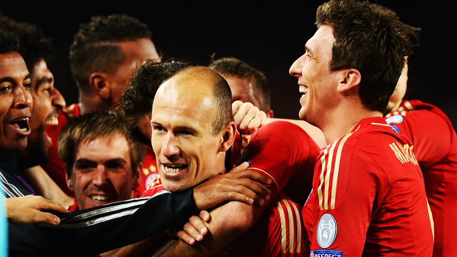 Robben comemora o primeiro gol contra o Barcelona