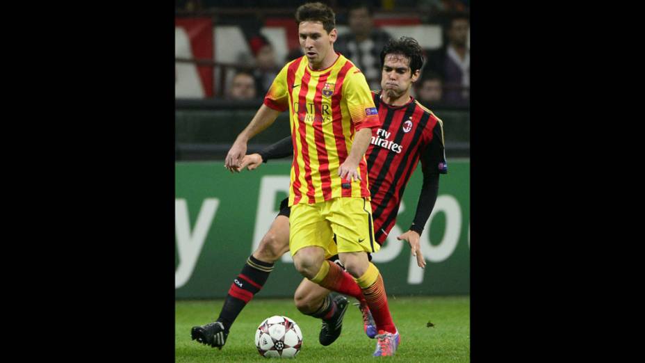 Kaká disputa a bola com Messi, no jogo entre Milan e Barcelona, pela Liga dos Campeões na Itália