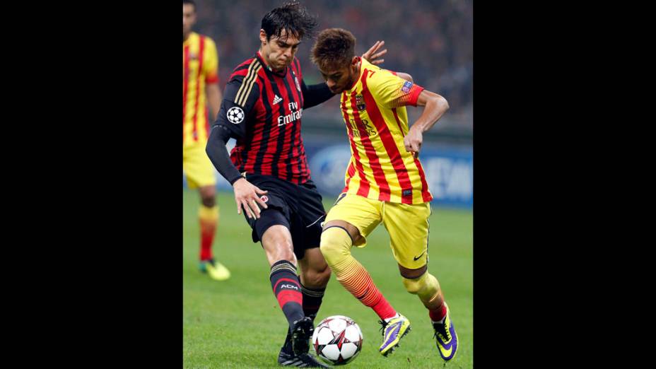 Kaká disputa a bola com Neymar, no jogo entre Milan e Barcelona, pela Liga dos Campeões na Itália