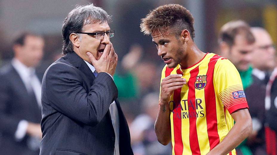 Técnico do Barcelona passa instruções para Neymar, durante o jogo contra o Milan, pela Liga dos Campeões na Itália