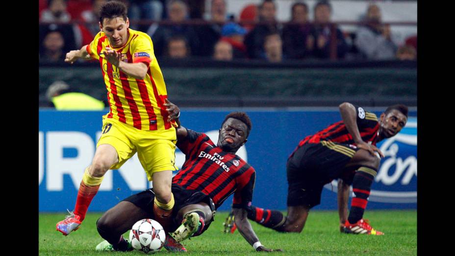 Messi disputa a bola com Muntari, no jogo entre Milan e Barcelona, pela Liga dos Campeões na Itália