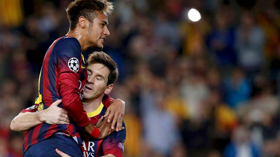 Neymar comemora gol marcado por Messi contra o Milan, pela Liga dos Campeões na Espanha